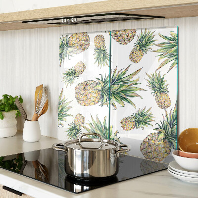 Staklena daska za rezanje Ananas na bijeloj pozadini