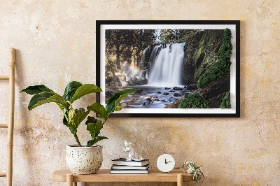 Slika od mahovine Vodopad okružen drvećem