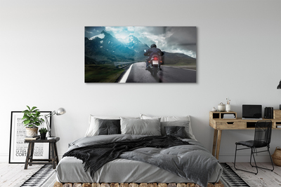 Fotografija na staklu Motocikl planina cesta čovjek nebo
