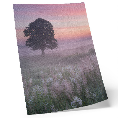 Dekorativni plakat Usamljeno drvo u magli, pastelne boje neba