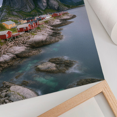 Tisak na platno Crvene kuće, planine, voda u pozadini, mirna atmosfera