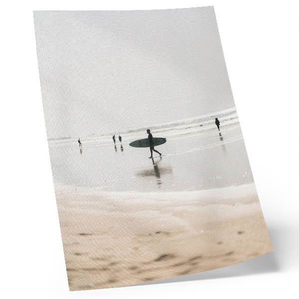 Dekorativni plakat Surfer hoda plažom noseći dasku