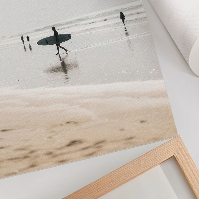 Dekorativni plakat Surfer hoda plažom noseći dasku