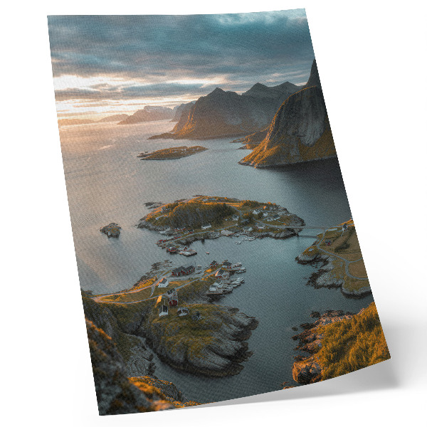 Dekorativni plakat Primorsko selo u planinama s zalaskom sunca