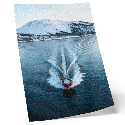 Plakat Dinamika motornog čamca na jezeru i planinama prekrivenim snijegom
