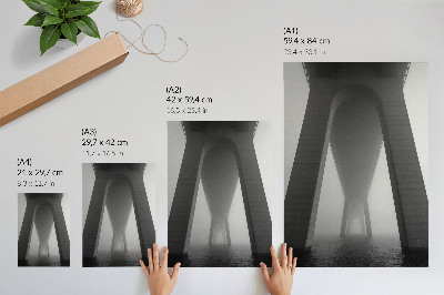 Plakat Izgradnja mosta u gustoj magli blizu vode