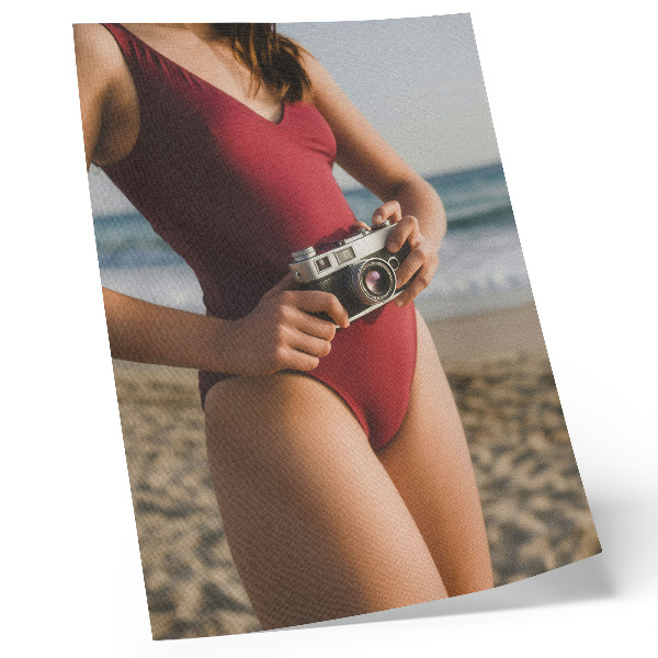 Tisak na platno Fotografiranje s kamerom u bordo odijelu na plaži