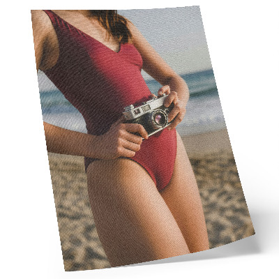 Tisak na platno Fotografiranje s kamerom u bordo odijelu na plaži