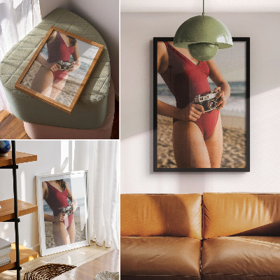 Tisak na platno Fotografiranje s kamerom u bordo odijelu na plaži