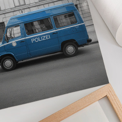 Plakat Plavi policijski automobil sa zgradom u pozadini