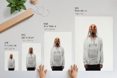 Zidni plakat Figura s narančastom maskom u bijeloj odjeći