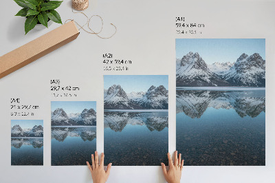 Zidni plakat Simetrične zimske planine ogledaju se u jezeru