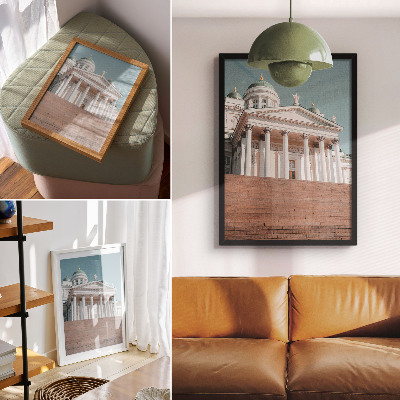 Plakat Zgrada sa stupovima i elegantnim arhitektonskim detaljima