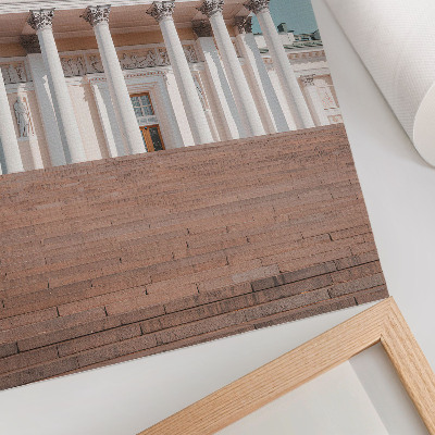 Plakat Zgrada sa stupovima i elegantnim arhitektonskim detaljima