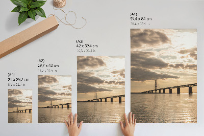Plakat Most preko vode u svjetlu zalazećeg sunca