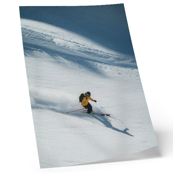 Plakat Skijaš žuta jakna snijeg padina sjena