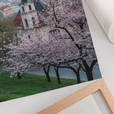 Zidni plakat Grad u proljeće pun je cvjetajućeg drveća i crkvenih tornjeva