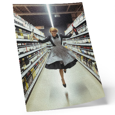 Plakat Žena u retro haljini skače u trgovini