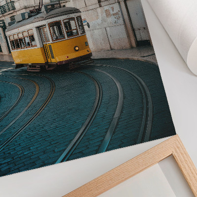 Dekorativni plakat Žuti tramvaj na zavoju u gradskoj ulici