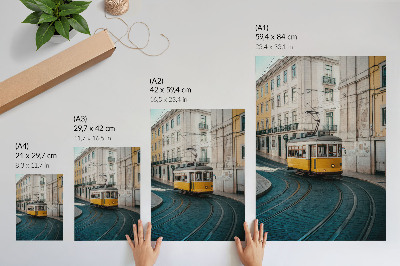 Dekorativni plakat Žuti tramvaj na zavoju u gradskoj ulici