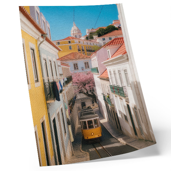 Plakat Ulica s tramvajem, pastelne stambene kuće, cvijeće