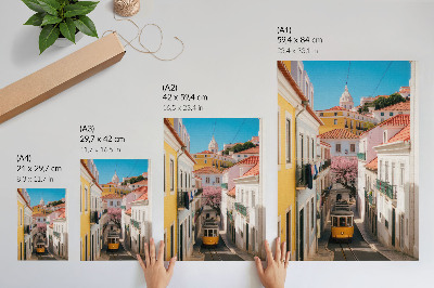 Plakat Ulica s tramvajem, pastelne stambene kuće, cvijeće