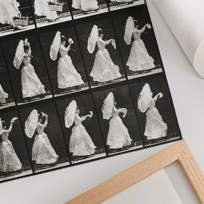 Plakat Žena podiže košaru, mašući maramicom (1887.) – fotografija Eadwearda Muybridgea