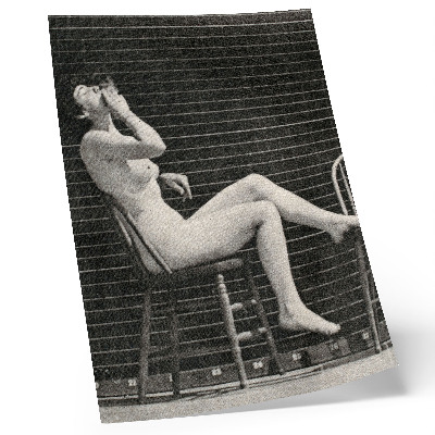 Dekorativni plakat Žena sjedi gola na stolici i puši cigaretu, Eadweard Muybridge