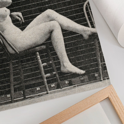 Dekorativni plakat Žena sjedi gola na stolici i puši cigaretu, Eadweard Muybridge