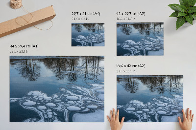 Plakat na platnu Led na jezeru, odrazi drveća, plavi tonovi