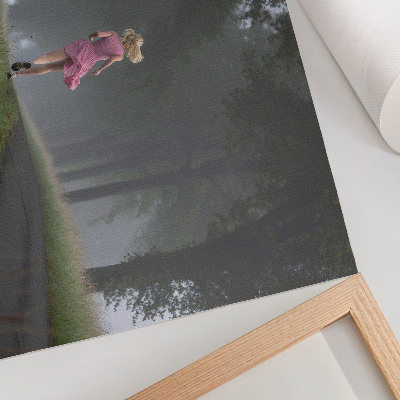 Umjetnički print Trčeća figura uličica magla drveće zeleno