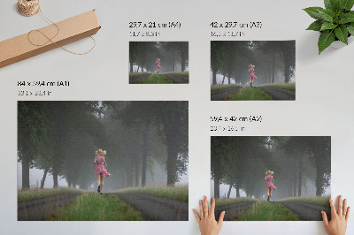 Umjetnički print Trčeća figura uličica magla drveće zeleno