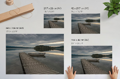 Stilski zidni plakat Jezero, brod, šuma, oblaci, umirujuća atmosfera