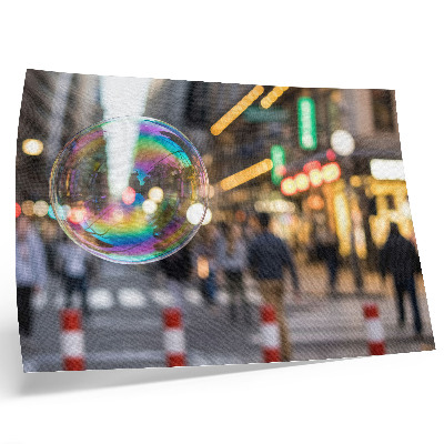 Plakat na platnu Živahna gradska ulica s reflektirajućim mjehurićem