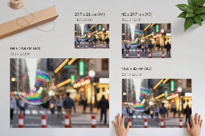 Plakat na platnu Živahna gradska ulica s reflektirajućim mjehurićem