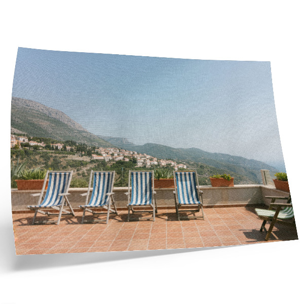 Plakat Ležaljke na terasi s pogledom na planine