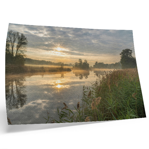 Plakat Maglovito jutro uz jezero s odrazima prirode