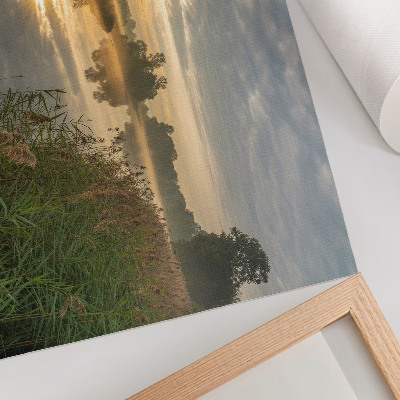 Plakat Maglovito jutro uz jezero s odrazima prirode