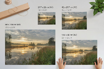 Plakat Maglovito jutro uz jezero s odrazima prirode