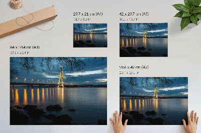 Plakat Osvijetljeni most preko vode noću