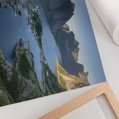 Plakat na platnu Planine i tihi zaljev sa šarenim kućama