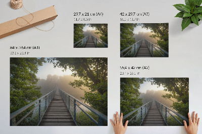 Stilski zidni plakat Most u magli preko rijeke u zelenom okruženju