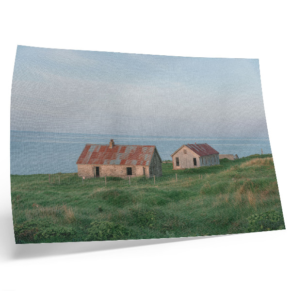 Plakat Rustikalne zgrade zelene livade more