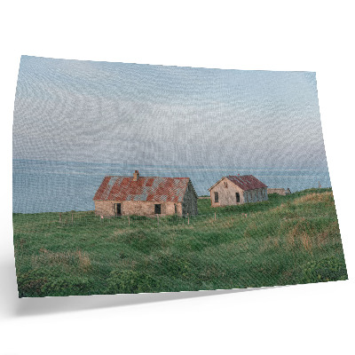 Plakat Rustikalne zgrade zelene livade more