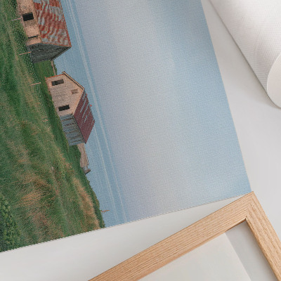 Plakat Rustikalne zgrade zelene livade more