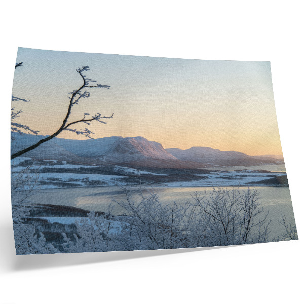 Umjetnički print Zimski krajolik planina, vode, drveća u sumrak