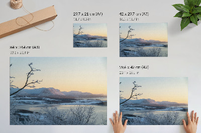 Umjetnički print Zimski krajolik planina, vode, drveća u sumrak