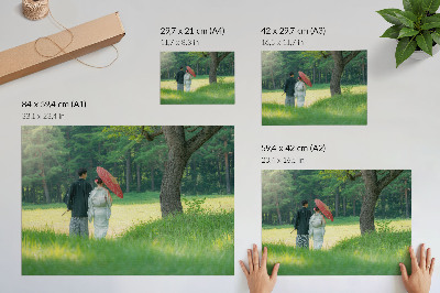 Stilski zidni plakat Tradicionalna odjeća kišobran zelena livada drveće