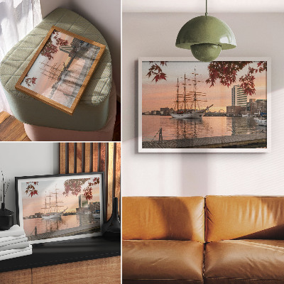 Plakat Jedrenjak u zalasku sunca, mirna panorama grada