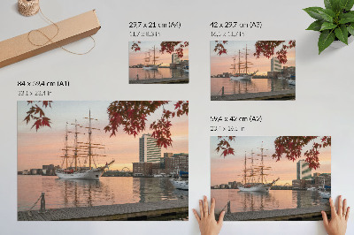 Plakat Jedrenjak u zalasku sunca, mirna panorama grada